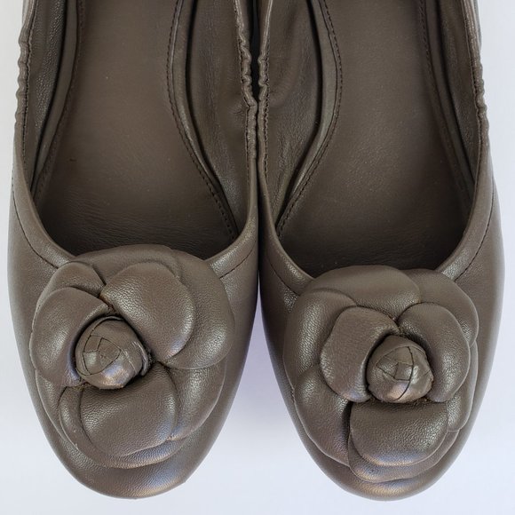 Saks Fifth Taupe Leather Flats w/Leather Flower, 9M - Picture 10 of 11